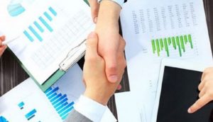 هماهنگی کاری کنار پوشه اسناد و گزارش‌ها